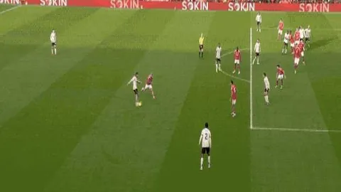 穆西亚拉盛赞首半场：我国表现惊艳，有望逆转局势